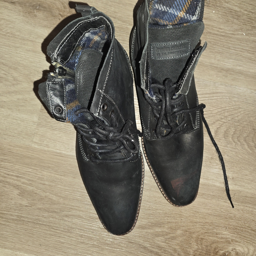 Steve Madden Black Lace-Up Boots with Plaid Lining